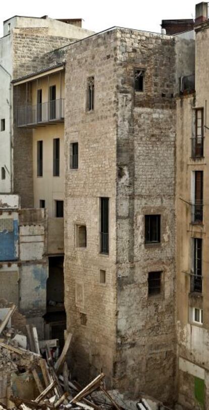 La torre número 28 que ha aparecido tras uno de los edificios.