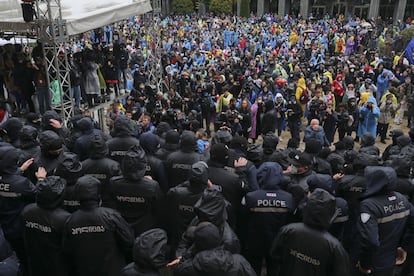 Fuerzas de seguridad rodean el Parlamento para prevenir el avance de los manifestantes, este martes en Tbilisi (Georgia).