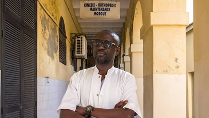 El doctor Diao a la entrada de la morgue del hospital de Saint Louis.