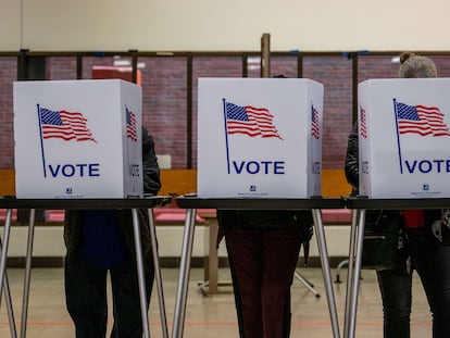 Varios votantes, en un colegio electoral de Detroit, Michigan.