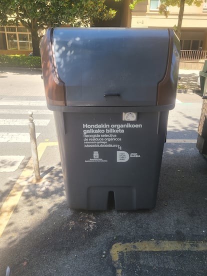Un contenedor de basura orgánica con funcionamento a base de chip en Pasaia (Gipuzkoa) en julio.