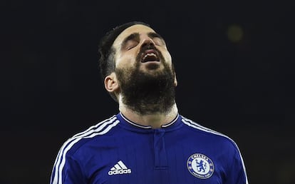 Cesc Fabregas luce cuello tamaño XXXL al final del partido contra el Arsenal. El Chelsea ganó 0-1.