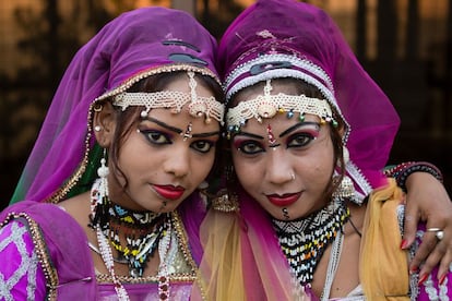 Jyoti y Puga son bailarinas y contorsionistas de 18 y 20 años respectivamente. Como casi todos los habitantes de la colonia, heredaron sus habilidades artísticas de sus familias y llevan actuando desde los 10 años.