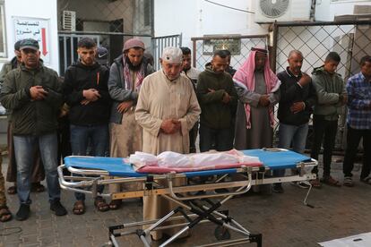 Palestinos se lamentan ante el cuerpo de una de las víctimas de un bombardeo israelí, este viernes en Rafah. 