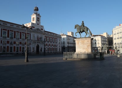 La Puerta del Sol de Madrid, vacía el 14 de marzo de 2020, cuando se decretó el primer estado de alarma por la pandemia.