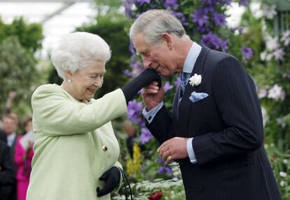 La relación entre Isabel II y su hijo y heredero Carlos ha atravesado algunos momentos complicados. La imagen corresponde a un acto en el certamen de flores de Chelsea Flowe en mayor de 2009.