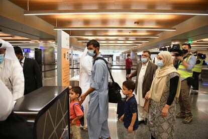 Varios pasajeros procedentes de Kabul llegan este jueves a la terminal del aeropuerto de Doha (Qatar) en el primer vuelo procedente de Afganistán desde la salida de las tropas estadounidenses el 31 de agosto.