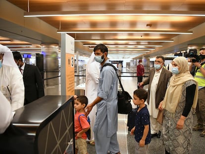 Varios pasajeros procedentes de Kabul llegan este jueves a la terminal del aeropuerto de Doha (Qatar) en el primer vuelo procedente de Afganistán desde la salida de las tropas estadounidenses el 31 de agosto.