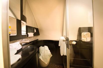 Baño de The Residence, de Etihad Airways.