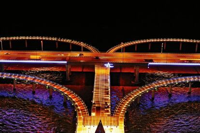 El puente de la bahía de Hangzhpu cuenta con una zona de servicio con una torre de de 146 metros de altura.