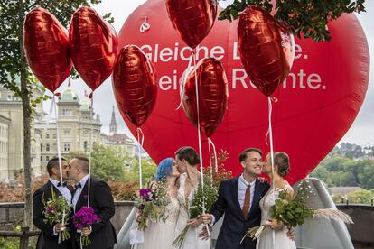 Integrantes de la organización  'Operación Libero' escenifican un matrimonio para diferentes tipos de pareja en Berna, Suiza, el 26 de septiembre.