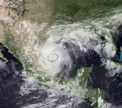 Imagen facilitada por el NOAA que muestra al huracán Alex que avanza por el norte del Estado mexicano de Tamaulipas.