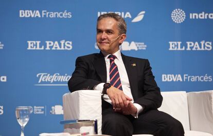 Buenos Aires, 29 de marzo de 2017
el Director del diario El Pais Antonio Caño, da la bienvenida al Foro de ciudades de América Latina ante los desafíos globales.
Junto al Jefe de Gobierno de la ciudad de Buenos Aires, Horacio Rodríguez Larreta, el jefe de gobierno de la Ciudad de Méxiu, Miguel Angel Mancera y el intendente de la ciudad de Miami
Fotos:(DVD 836)