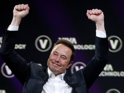 Elon Musk, CEO of Tesla and SpaceX, and owner of X (formerly Twitter), makes a winning gesture at a conference in Paris last June.