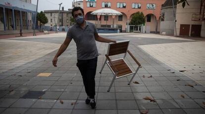 A local in Burela (Lugo), hours before the lockdown of A Mariña.