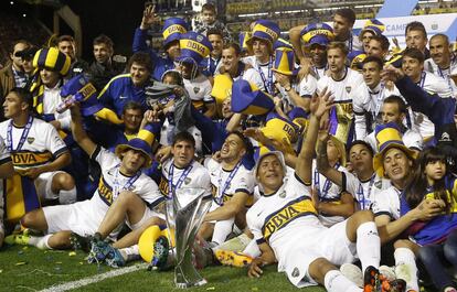 Los jugadores de Boca Juniors celebran su victoria ante Tigre tras su partido del torneo argentino en la penúltima jornada del campeonato.