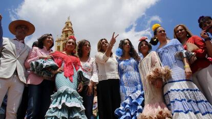 La presidenta de la Junta de Andalucía, Susana Díaz, junto a la consejera de Cultura, Rosa Aguilar, a la izquierda, y la alcaldesa de Córdoba, Isabel Ambrosio, este jueves en la feria de Córdoba.