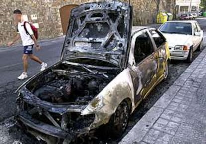 Imagen del coche calcinado hoy en Bilbao.