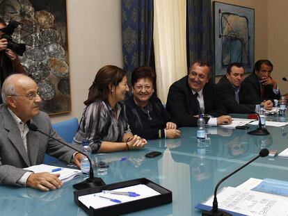 La consejera valenciana de Agricultura, Maritina Hernández, y la presidenta de la Diputación de Alicante, Luisa Pastor (segunda y tercera por la izquierda, respectivamente), con representantes de los regantes.