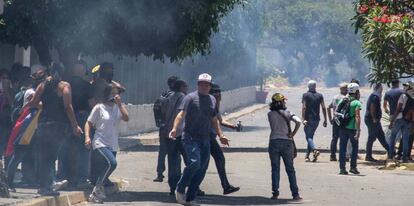 Partidarios de Juan Guaid&oacute; se concentran en los alrededores del puente Altamira en Caracas, foco del intento de levantamiento .