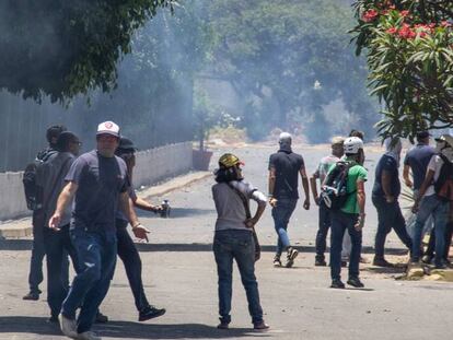 Partidarios de Juan Guaid&oacute; se concentran en los alrededores del puente Altamira en Caracas, foco del intento de levantamiento .