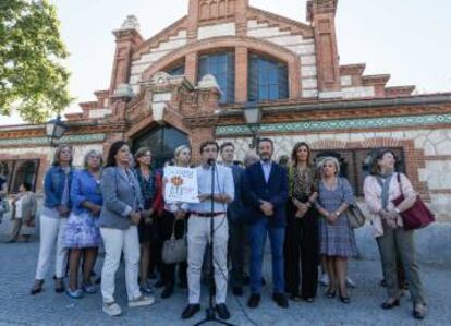 El portavoz del PP, José Luis Martínez-Almeida, denuncia junto a sus concejales el acto a favor del referéndum catalán.