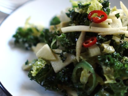 Ensalada de manzana y col rizada