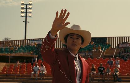 Steven Yeun interpreta a Ricky Jupe Park, con un atuendo inspirado en los Nudie Suits.