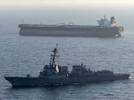 El destructor de misiles guiados USS Rafael Peralta (DDG 115) hace cumplir el bloqueo estadounidense de los puertos iraníes.