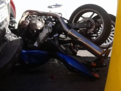 Estado en el que qued&oacute; la moto tras el accidente en la calle de Ponzano.