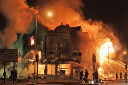 Los bomberos combaten el fuego en un edificio residencial de Croydon, al sur de Londres, en la madrugada de ayer.