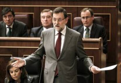 El presidente del Gobierno, Mariano Rajoy, junto a la vicepresidenta, Soraya Sáenz de Santamaría, durante su intervención en la sesión de control al Ejecutivo, esta mañana en el Congreso de los Diputados.