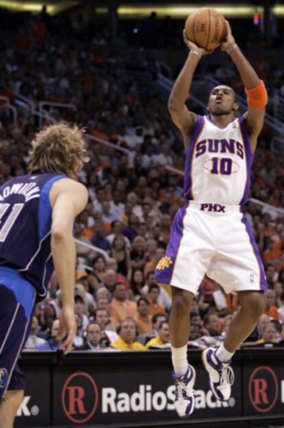 Leandro Barbosa (Dcha), de los Suns, lanza a canasta ante Dirk Nowitzk, de los Mavericks.