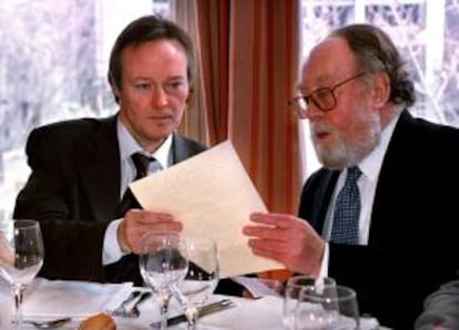 Foto de archivo del 28 de febrero del 2000 del entonces cabeza de lista del PP por Barcelona,  Josep Piqué (i), junto al presidente del Círculo Ecuestre, Carlos Güell de Sentmenat (d), en una comida organizada por dicha entidad para conocer el programa electoral del Partido Popular. EFE/Archivo