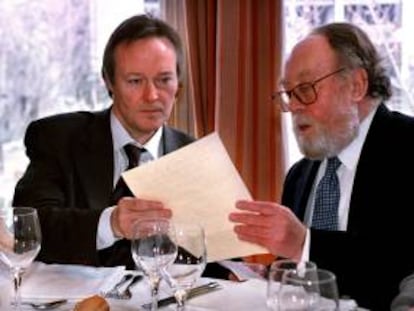 Foto de archivo del 28 de febrero del 2000 del entonces cabeza de lista del PP por Barcelona,  Josep Piqué (i), junto al presidente del Círculo Ecuestre, Carlos Güell de Sentmenat (d), en una comida organizada por dicha entidad para conocer el programa electoral del Partido Popular. EFE/Archivo