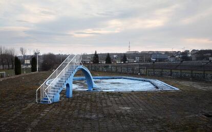 'Basen dla niepływających, z cyklu A-Z (Gabloty edukacyjne)', 2007 © Andrzej Tobis