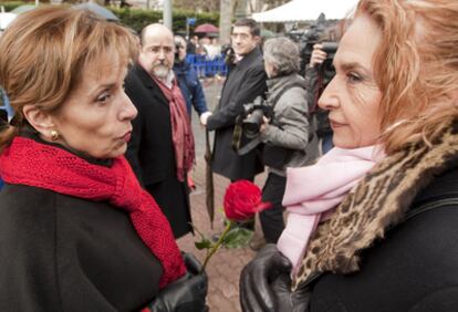 La viuda de Fernando Buesa, Natividad Rodríguez (izquierda), y la madre del ertzaina Jorge Díez se saludan durante el acto de homenaje.