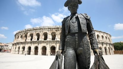 Escultura de un torero ante la plaza de toros de Nimes en Francia.