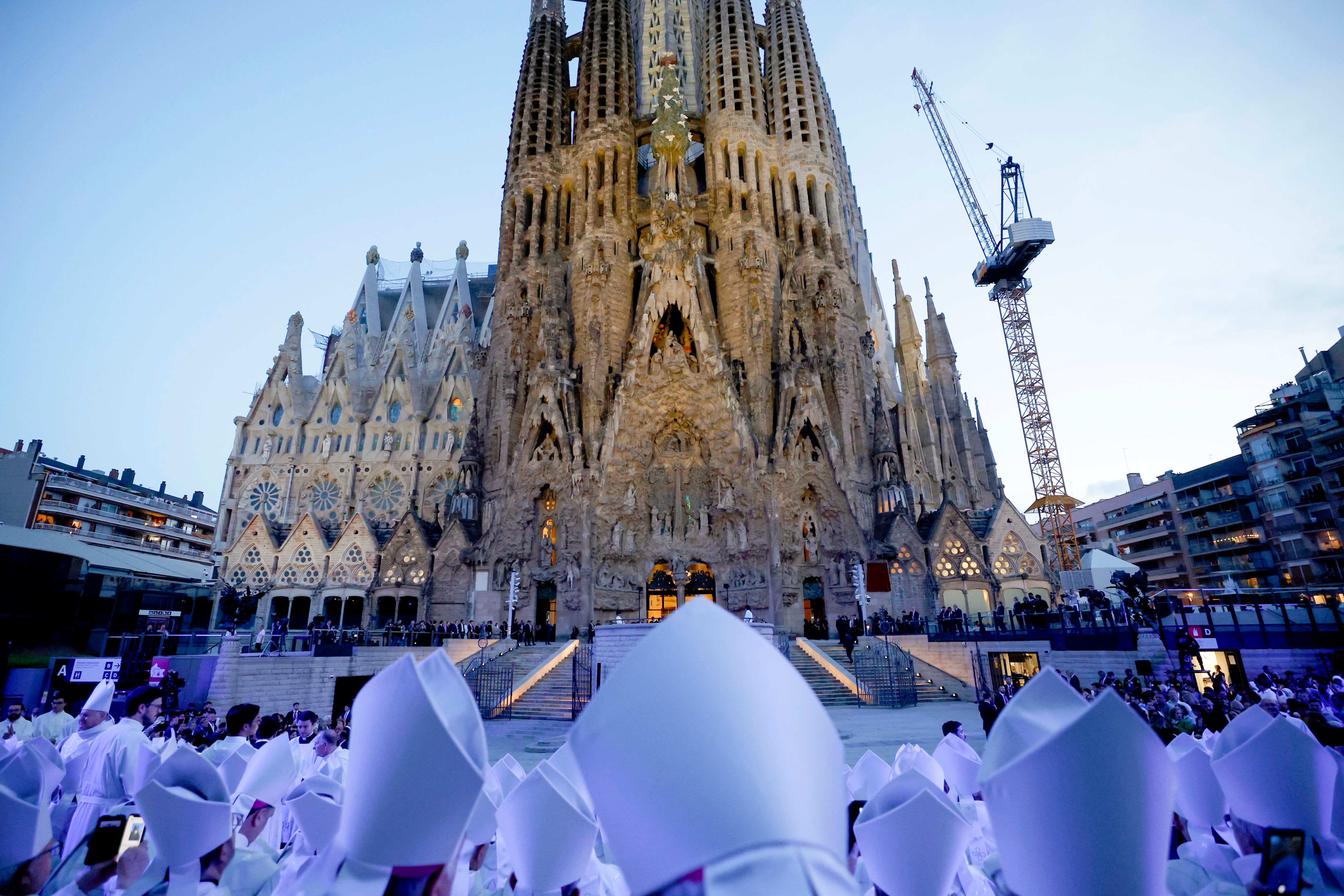 El Papa bendice la apoteósica culminación del sueño de Gaudí