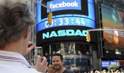 Logotipo de la red social Facebook en el exterior de la sede del Nasdaq 