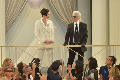 El diseñador Karl Lagerfeld junto a la modelo Kendall Jenner, su particular novia de la colección de alta costura de Chanel para la próxima temporada.