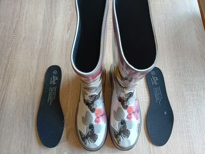 Plano cenital de las botas de agua para mujer de Beck junto a las plantillas de pies que incluyen en el interior.