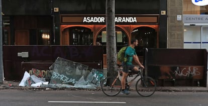 La el mobiliario de la terraza del restaurante Asador de Aranda fue usado por los manifestantes para construir barricadas.