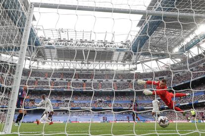 El delantero del FC Barcelona Ferran Torres marca el 2-1.