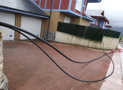 En estas casas ubicadas en el alto de La Loma no hay suministro de agua y los inquilinos lanzan cables por la carretera para engancharse a los depósitos más cercanos. ¿Ventajas? No la pagan, pero la presión del agua no está asegurada.