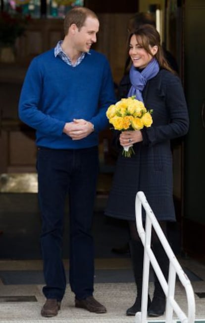 Los duques de Cambridge, a su salida del hospital Eduardo VII, en Londres.