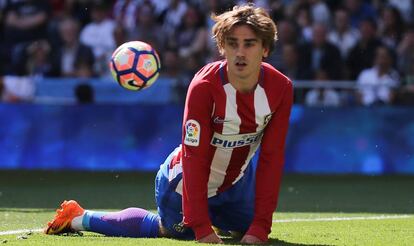 Greizmann mira la pelota, durante un partido con al Atlético.