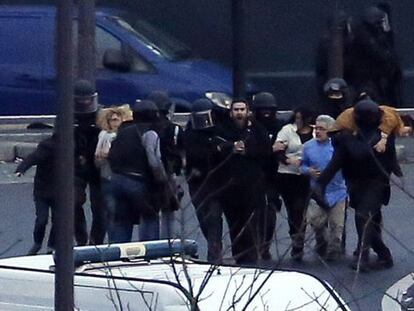 Policies francesos evacuen els retinguts a Porte de Vincennes.