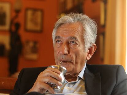 El gobernador Alberto Rodríguez Saá tomando mate.
