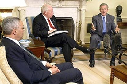 George W. Bush se reune con su equipo de seguridad nacional, Dick Cheney y Colin Powell en la sala oval.